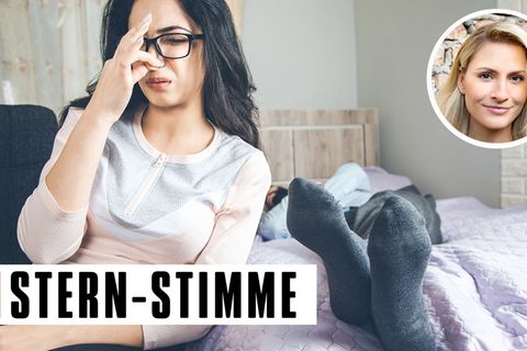 Frau hält sich die Nase zu