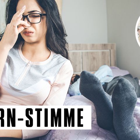 Frau hält sich die Nase zu