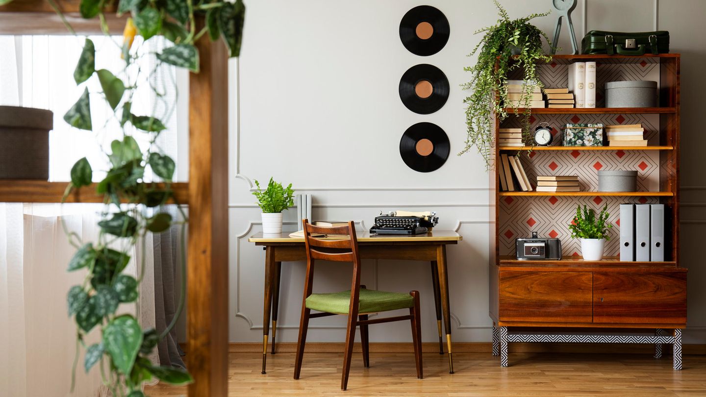 Holz im Mix Holz ist zurück - und wird nun kombiniert. Um die natürlichen Farben zu unterstreichen, werden die Brauntöne kombiniert, sagte Linda Boronkay, Design Director bei Soho House, zur "Vogue". Und zwar mit "Pflaumenblau, Rostrot, Koralle, Aubergine, einem modernen Limettengrün und altem Gold. Diese verleihen dem Interior einen 70er-Vibe im Look and Feel."