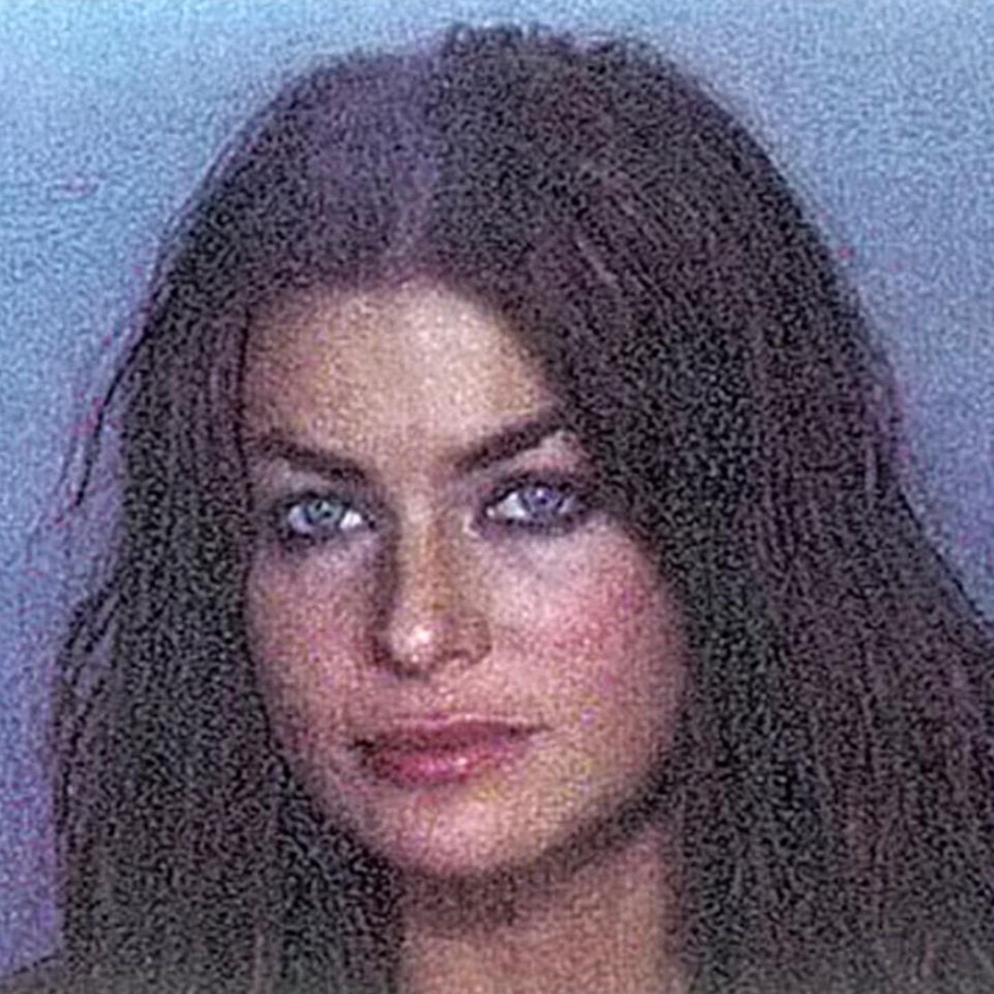 Vuku-da Loveless anal seks videolari Qora tanli odam missionerlik holatida sargish ayolni sikadi