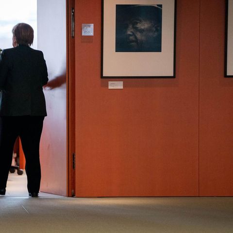 Bundeskanzlerin Angela Merkel (CDU) geht zurück in ihr Büro