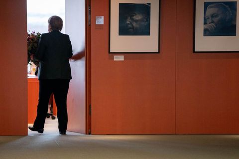Bundeskanzlerin Angela Merkel (CDU) geht zurück in ihr Büro