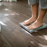 Mann steht auf Waage