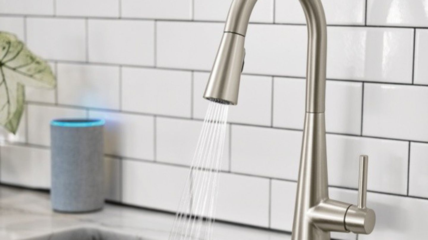 Smart Faucet von U by Moen, Preis N.N.  Recht neu sind in 2020 smarte Wasserhähne, die mililitergenau steuern, wie viel Wasser genutzt wird. Unter anderem hat der US-Hersteller Moen auf der Consumer Electronics Show im Januar 2020 einen smarten Wasserhahn vorgestellt. Die Wasserzufuhr und die Temperatur können per App und Sprechsteuerung geregelt werden. So kann zum Beispiel per Sprachsteuerung die exakte Menge Wasser beim Kochen und Backen ausgewählt.