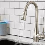 Smart Faucet von U by Moen, Preis N.N.  Recht neu sind in 2020 smarte Wasserhähne, die mililitergenau steuern, wie viel Wasser genutzt wird. Unter anderem hat der US-Hersteller Moen auf der Consumer Electronics Show im Januar 2020 einen smarten Wasserhahn vorgestellt. Die Wasserzufuhr und die Temperatur können per App und Sprechsteuerung geregelt werden. So kann zum Beispiel per Sprachsteuerung die exakte Menge Wasser beim Kochen und Backen ausgewählt.