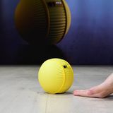 Haushaltsroboter Ballie, Samsung, Preis N.N.  Der Ballie ist ein kleiner Roboter in Ballform, der von Samsung auf der CES 2020 in Las Vegas vorgstellt wurde. Mit dieser unscheibaren Spielerei will Samsung das "Age of Experience" einläuten. Und Ballie kann tatsächlich mehr als sein unscheinbares Äiußeres vermuten lässt: Der kleine Roboter soll Mensch und Tier bei allerlei Alltagsaufgaben zur Hand gehen. Der kleine Roboter ist ein Fitness-Assistent, eine Fernbedeienung ein intelligentes Hundespielzeug und vor allem ein treuer Begleiter, weil er seinem Besitzer überall hinterher rollt.