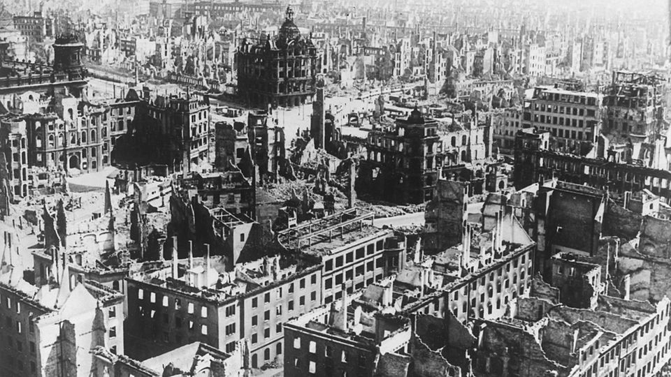 Blick auf das fast völlig zerstörte Stadtzentrum von Dresden Blick auf das fast völlig zerstörte Stadtzentrum von Dresden