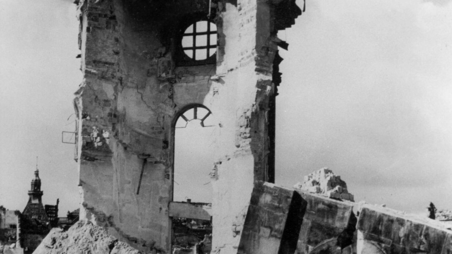 Die Reste der Frauenkirche nach dem Bombenangriff amerikanischer und britischer Flugzeuge auf Dresden am 14. Februar 1945