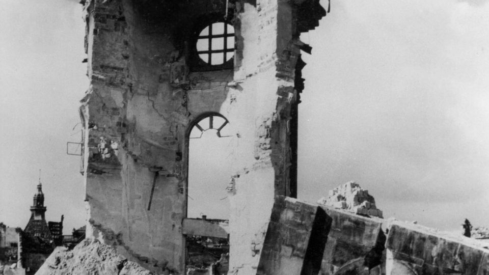 Die Reste der Frauenkirche nach dem Bombenangriff amerikanischer und britischer Flugzeuge auf Dresden am 14. Februar 1945 Die Reste der Frauenkirche nach dem Bombenangriff amerikanischer und britischer Flugzeuge auf Dresden am 14. Februar 1945