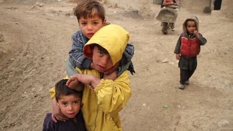 Afghanische Kinder in einem Flüchtlingscamp in Kabul