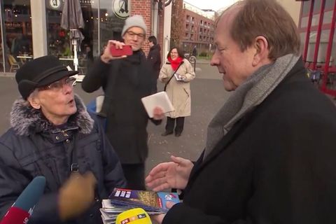 In Fußgängerpassage: "Unverschämte Frechheit!" – wütende Rentnerin geigt Hamburger AfD-Chef  ihre Meinung