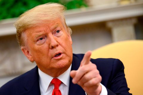 Donald Trump zeigt mit dem Finger auf etwas