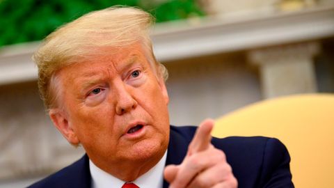 Donald Trump zeigt mit dem Finger auf etwas