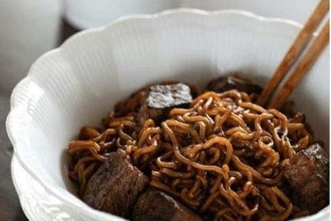Das Gericht "Ram-Don" heißt in der koreanischen Küche eigentlich Jjapgauri und ist eine Kombination aus zwei verschiedenen Instant-Nudeln. In den sozialen Netzwerken gibt es seit dem Erfolg des koreanischen Films "Parasite" immer mehr Rezepte dazu. Wie dieses hier vom Foodblog "Korean Bapsang"