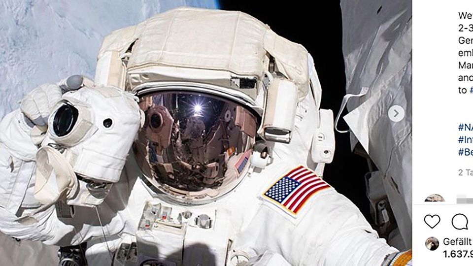 Ein Nasa-Astronaut schwebt mit Fotoapparat und Raumanzug im All