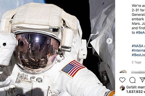 Ein Nasa-Astronaut schwebt mit Fotoapparat und Raumanzug im All