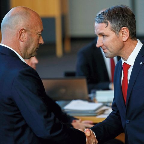 Händedruck Kemmerich Höcke im Thüringer Landtag plus Portrait von Yascha Mounk