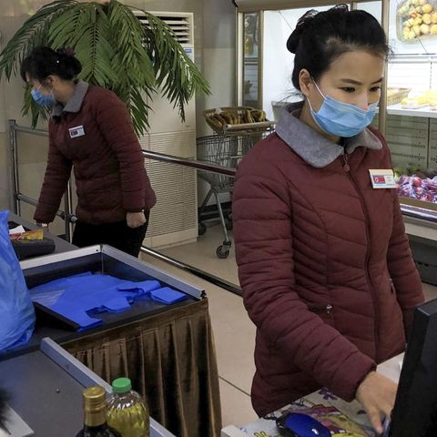 Mitarbeiterinnen in einem Supermarkt in Pjöngjang tragen Mundschutz