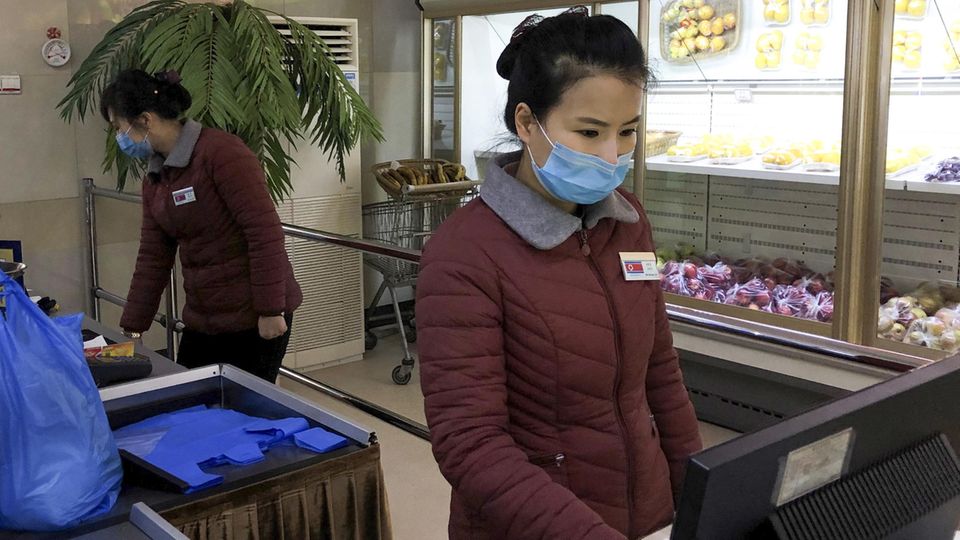 Mitarbeiterinnen in einem Supermarkt in Pjöngjang tragen Mundschutz