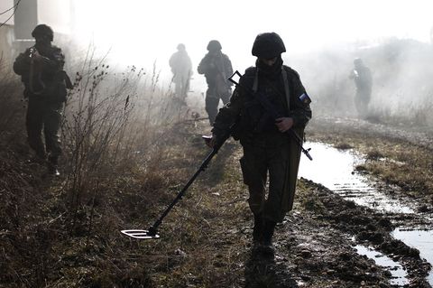 Russische Truppen üben den Einsatz in Minen verseuchten Gebieten.