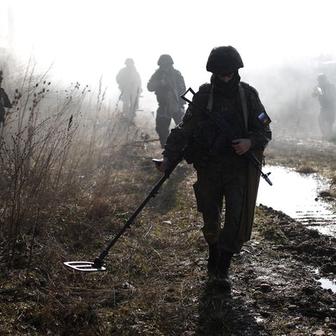 Russische Truppen üben den Einsatz in Minen verseuchten Gebieten.