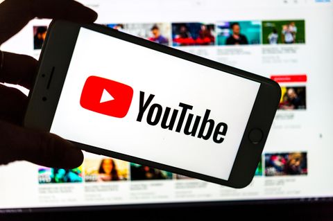 Das Youtube-Logo auf einem Smartphone