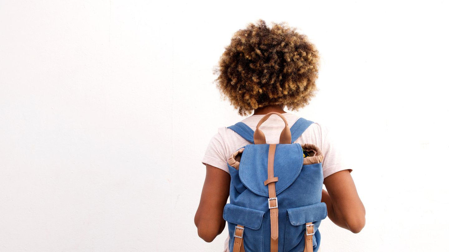 Eine junge Frau mit Afro und Rucksack