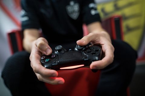 Gamer: Ein E-Sportler trainiert auf der Playstation 4
