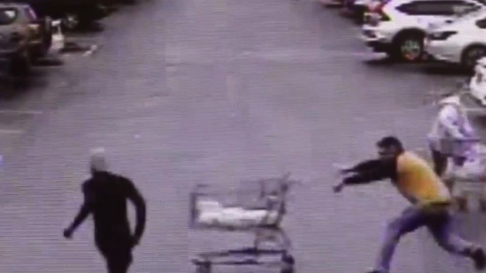 Zwei Personen, Mann stößt Einkaufswagen