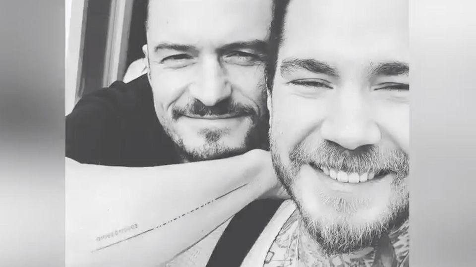 Orlando Bloom zeigt sein neues Tattoo auf Instagram – inklusive Tippfehler