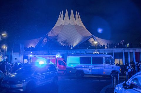 Großaufgebot der Polizei: Ein Toter, vier Verletzte: Schießerei am Berliner Tempodrom