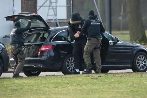 Eine mutmaßliches Mitglied einer rechten Terrorzelle wird in Karlsruhe zum Bundesgerichtshof gebracht