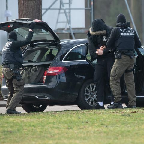Eine mutmaßliches Mitglied einer rechten Terrorzelle wird in Karlsruhe zum Bundesgerichtshof gebracht
