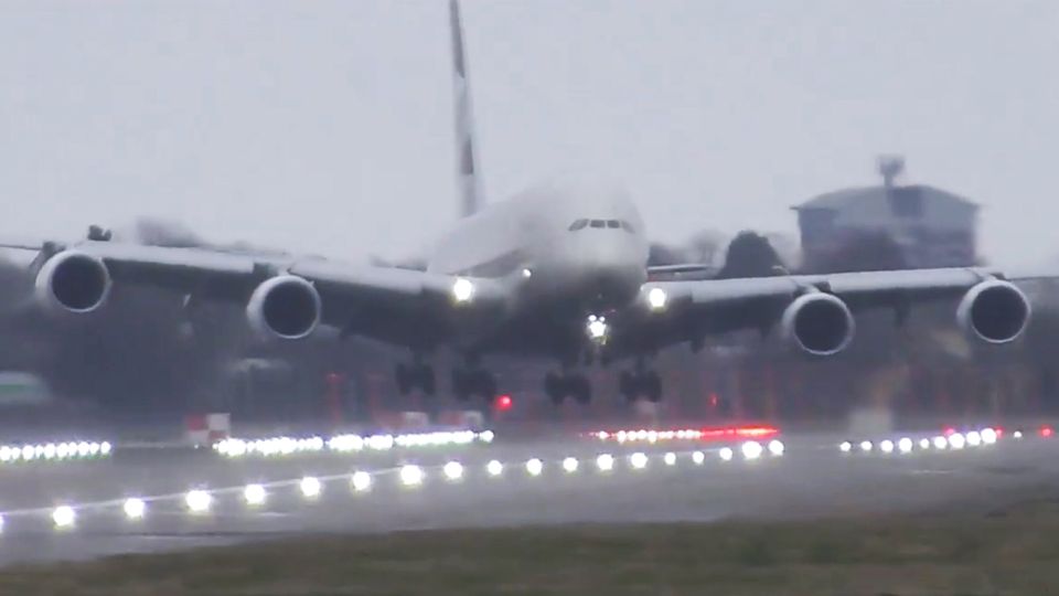 Sturm "Victoria" macht Airbus die Landung schwer. Sturm "Victoria" macht Airbus die Landung schwer.