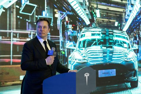 Tesla-Chef Elon Musk präsentiert ein Tesla Model 3