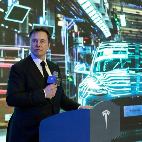 Tesla-Chef Elon Musk präsentiert ein Tesla Model 3