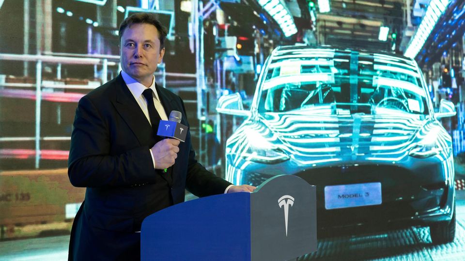 Tesla-Chef Elon Musk präsentiert ein Tesla Model 3
