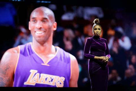 Kobe Bryant auf einer Anzeigetafel, davor singt Jennifer Hudson