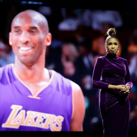 Kobe Bryant auf einer Anzeigetafel, davor singt Jennifer Hudson