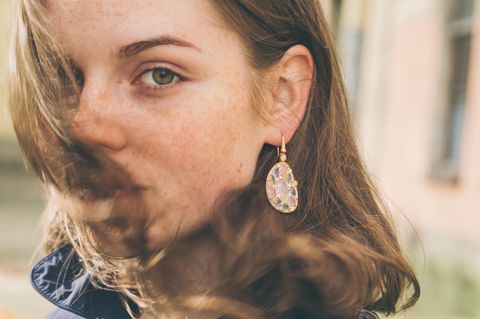 Modeschmuck Blei und Cadmium: Eine Junge Frau trägt Ohrringe