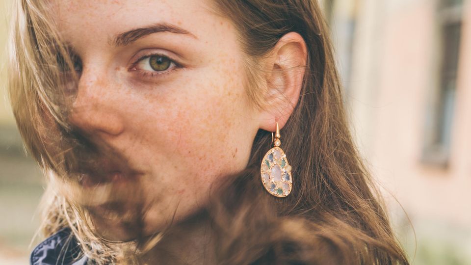 Modeschmuck Blei und Cadmium: Eine Junge Frau trägt Ohrringe