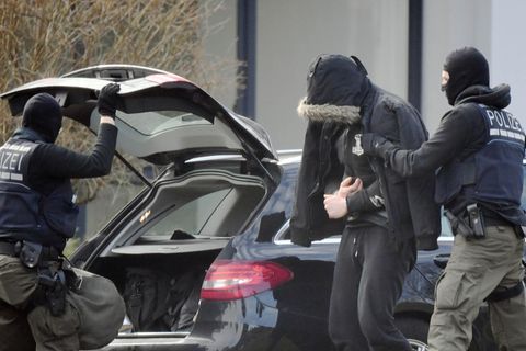 Polizisten bringen einen mutmaßlichen Rechtsterroristen zum Bundesgerichtshof