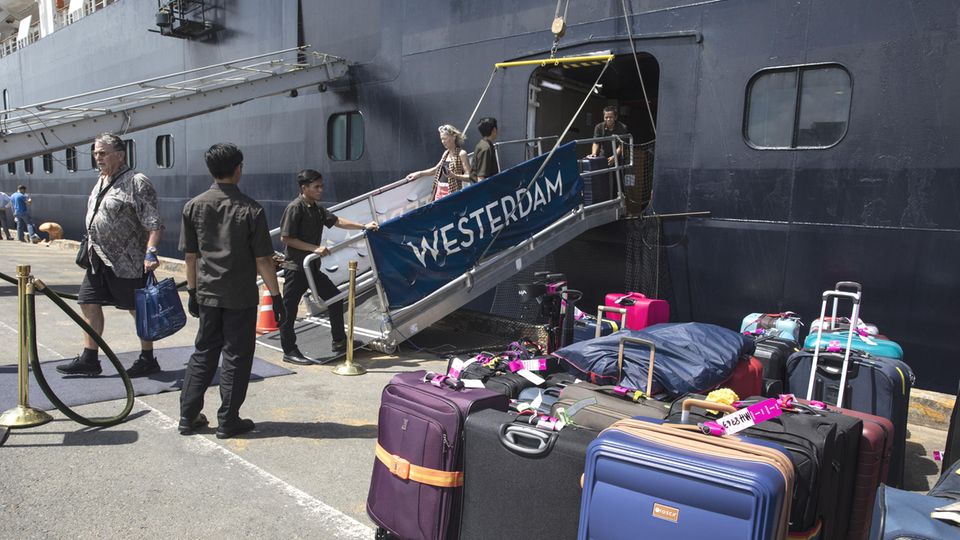 Coronavirus: Erste Passagiere gehen in Sihanoukville in Kambodscha von Bord der "MS Westerdam" Erste Passagiere gehen in Sihanoukville in Kambodscha von Bord der "MS Westerdam"