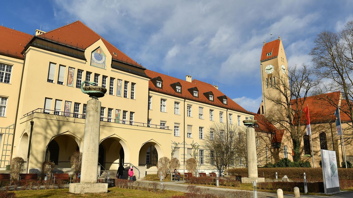Bayern, München: Haupteingang des Klinikums Schwabing