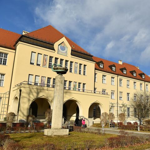 Bayern, München: Haupteingang des Klinikums Schwabing