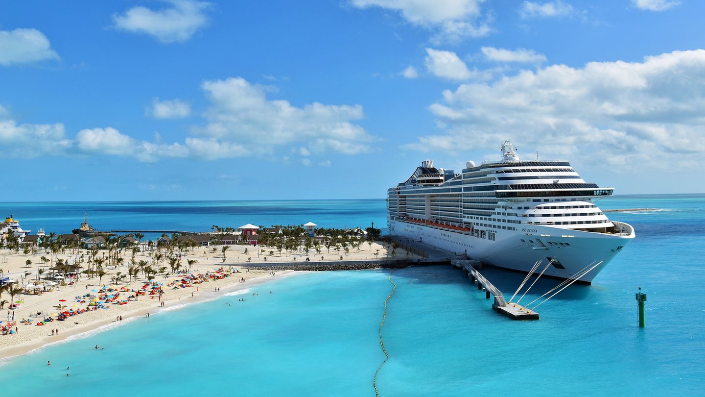 100 Kilometer östlich von Miami: Die "MSC Devina" hat am Kai von Ocean Cay auf den Bahmas festgemacht.