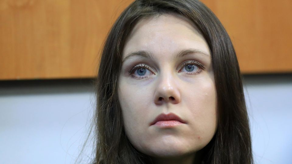 Alla I. vor einem Gericht in Sankt Petersburg: Sie muss per Gerichtsentscheid mindestens zwei Tage lang in Quarantäne bleiben 