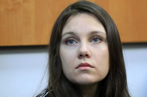 Alla I. vor einem Gericht in Sankt Petersburg: Sie muss per Gerichtsentscheid mindestens zwei Tage lang in Quarantäne bleiben 