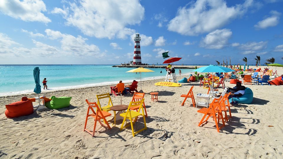 Der Strand an der Lighthouse Bay mit dem 30 Meter hohen Leuchtturm von Ocean Cay
