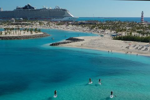 Ein Kreuzfahrtschiff von MSC liegt vor Ocean Cay, Bahamas.